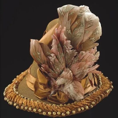 Flowerpot Hat（花盆帽）—— 作为十八世纪女士骑马帽的复兴，在1880年掷地有声地亮相，具有男性特征的帽子不再被局限于马背之上。帽子，因此成为模糊性别的媒介。