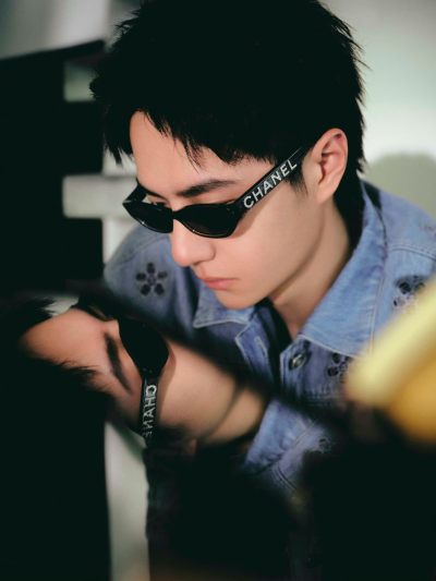 王一博
#王一博[超话]# 品牌大使@UNIQ-王一博 身着蓝色牛仔外套与裤装，出席CHANEL 2023/24早春度假系列深圳发布会。抽离繁杂思绪，阳光肆意，自由随性。 ​​​