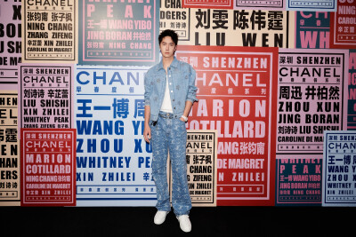 YIBO-OFFICIAL：
#王一博香奈儿品牌形象大使# 
品牌大使@UNIQ-王一博 出席CHANEL2023/24早春度假系列深圳发布会，感受惬意自在的假日风情。☀️#香奈儿在深圳# #香奈儿早春度假系列# ​​​