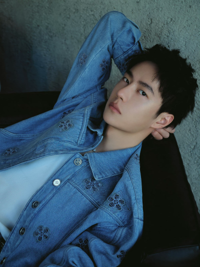 王一博
#王一博[超话]# 品牌大使@UNIQ-王一博 身着蓝色牛仔外套与裤装，出席CHANEL 2023/24早春度假系列深圳发布会。抽离繁杂思绪，阳光肆意，自由随性。 ​​​