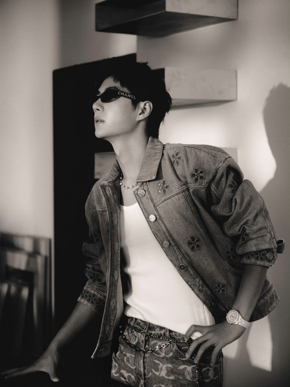 王一博
#王一博[超话]# 品牌大使@UNIQ-王一博 身着蓝色牛仔外套与裤装，出席CHANEL 2023/24早春度假系列深圳发布会。抽离繁杂思绪，阳光肆意，自由随性。 ​​​