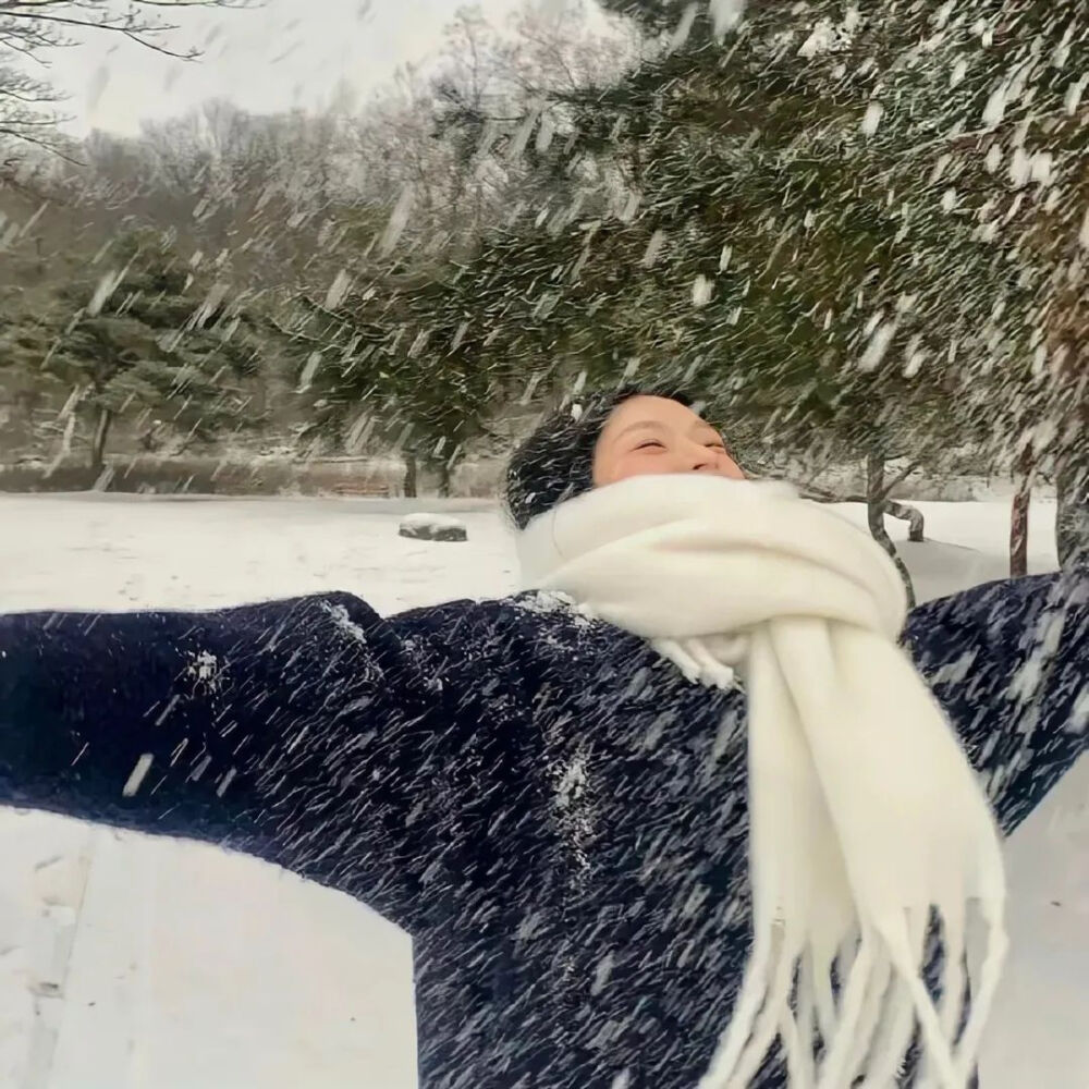 ꕤ 冬日女头
我从未如此爱过任何人，一如我爱你。——《破云》
