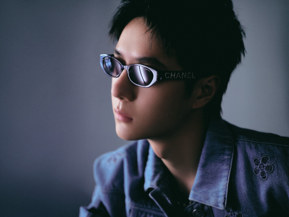 YIBO-OFFICIAL：
品牌大使@UNIQ-王一博 身着蓝色牛仔外套与裤装，出席CHANEL 2023/24早春度假系列深圳发布会。抽离繁杂思绪，阳光肆意，自由随性。 ​​