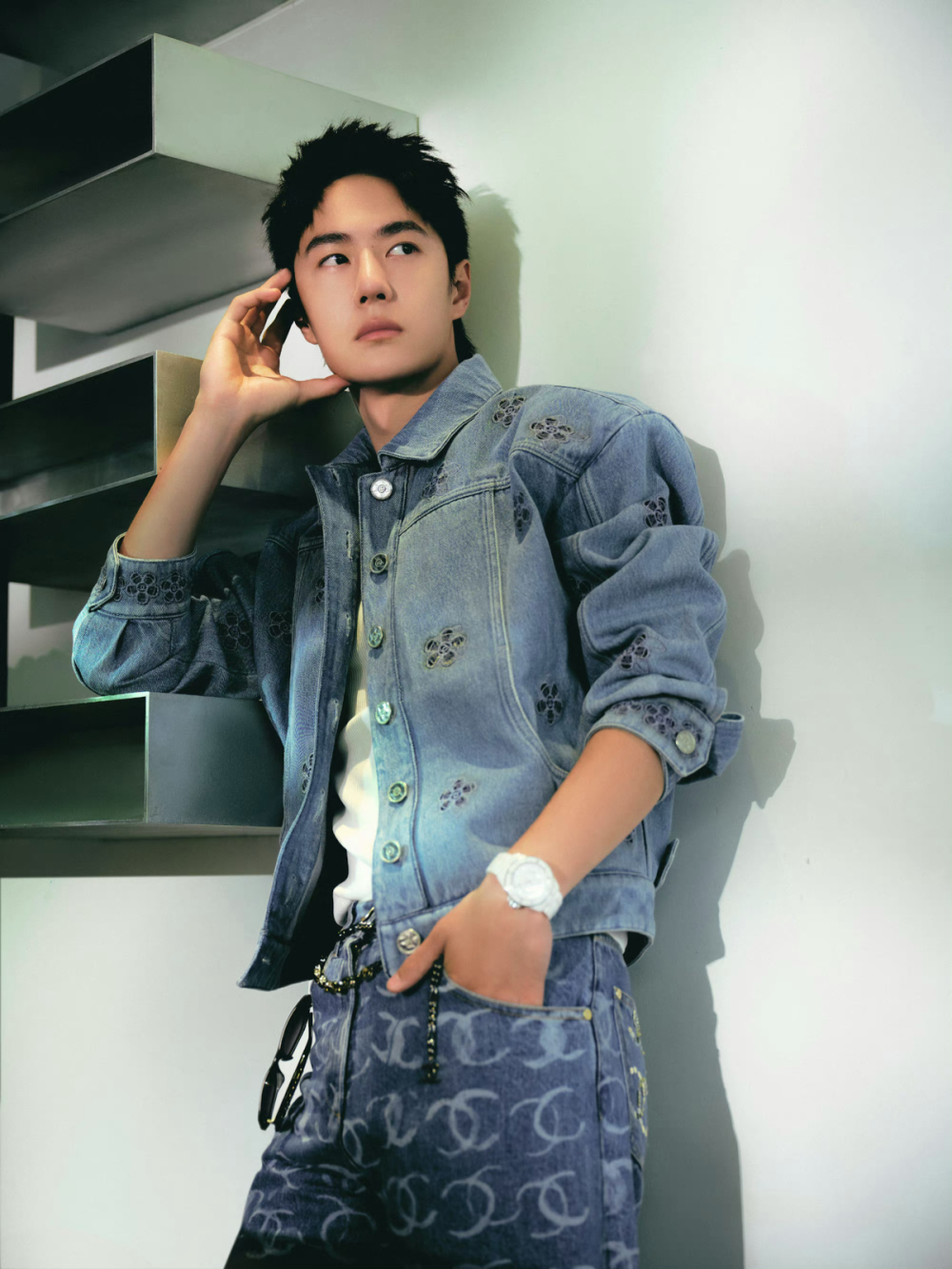 王一博
#王一博[超话]# 品牌大使@UNIQ-王一博 身着蓝色牛仔外套与裤装，出席CHANEL 2023/24早春度假系列深圳发布会。抽离繁杂思绪，阳光肆意，自由随性。 ​​​