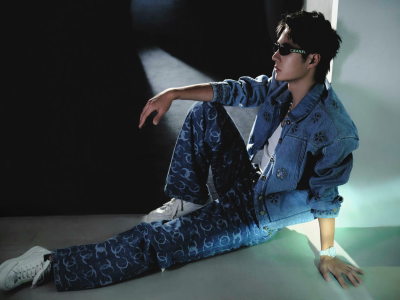 王一博
#王一博[超话]# 品牌大使@UNIQ-王一博 身着蓝色牛仔外套与裤装，出席CHANEL 2023/24早春度假系列深圳发布会。抽离繁杂思绪，阳光肆意，自由随性。 ​​​