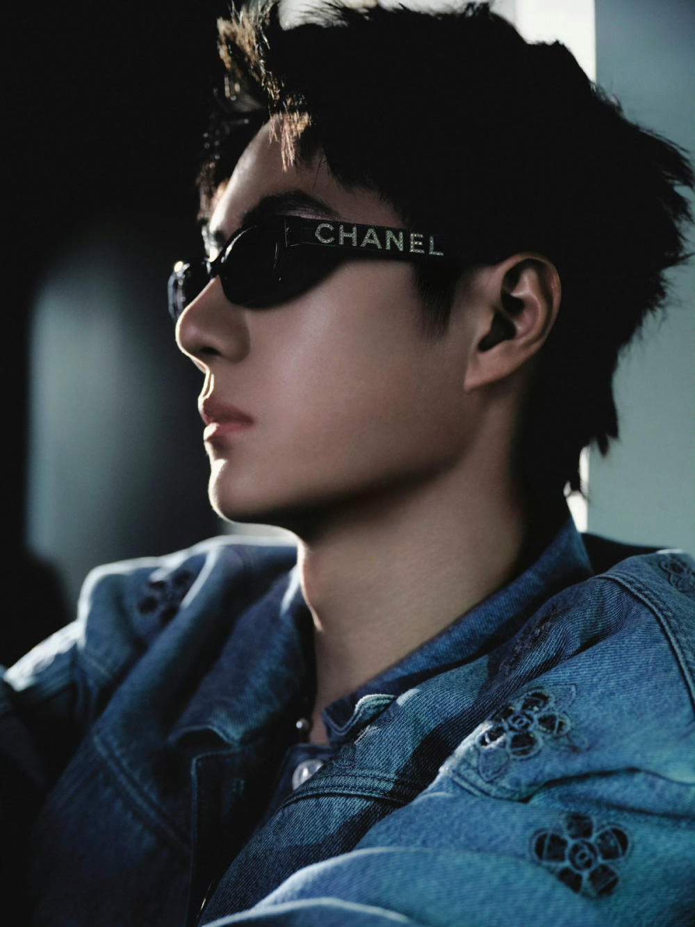 王一博
#王一博[超话]# 品牌大使@UNIQ-王一博 身着蓝色牛仔外套与裤装，出席CHANEL 2023/24早春度假系列深圳发布会。抽离繁杂思绪，阳光肆意，自由随性。 ​​​