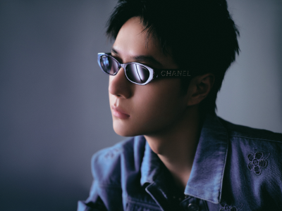 王一博
#王一博[超话]# 品牌大使@UNIQ-王一博 身着蓝色牛仔外套与裤装，出席CHANEL 2023/24早春度假系列深圳发布会。抽离繁杂思绪，阳光肆意，自由随性。 ​​​