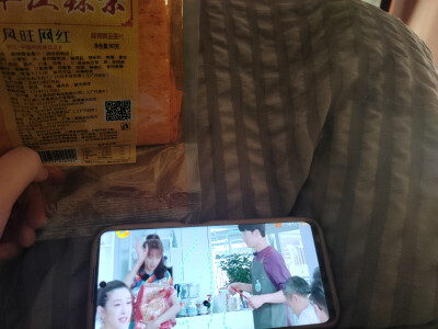 早上又培训了，陆yq过来打招呼，我没理他,后面又感觉自己好没礼貌,感觉自己性格好别扭