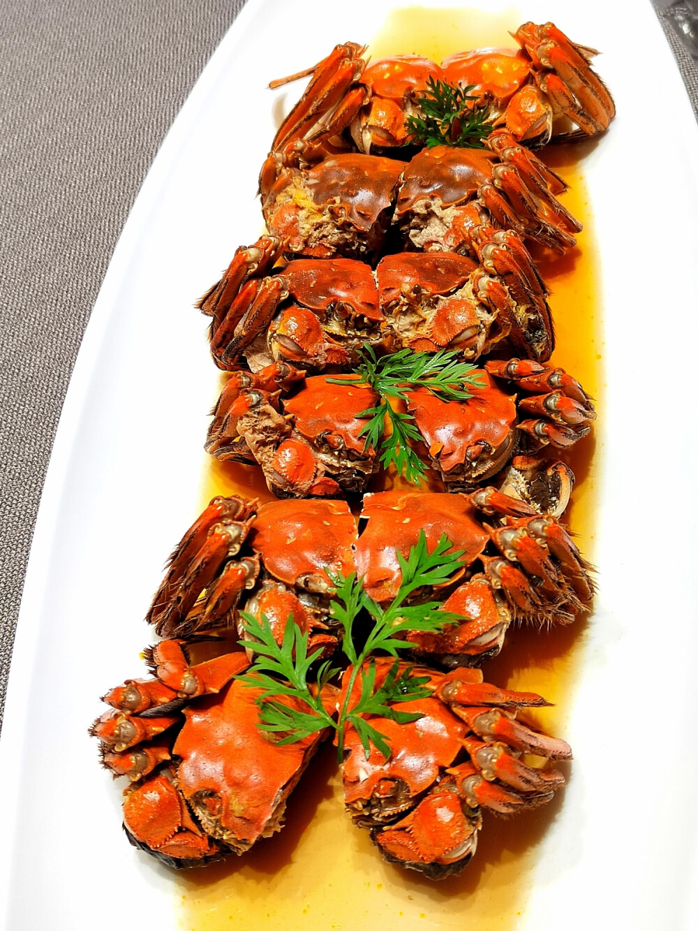 昨日晚上，我们在中国厨王石康林大师主理的春城雅宴，品尝了一桌代表云南滇菜高水准的大餐，让我们感到了十分惊艳。
整套宴席下来，具有西餐化的精致大气的摆盘与造型，颜值极高的菜品一个个上桌，皆是艺术品的震撼，让人不忍心下箸，太漂亮了。
菜品的主要食材选自云南各个地市的好食材：诺邓火腿、保山紫皮石斛、昭通小草坝天麻、鱼子酱、楚雄黑松露和牛肝菌、昆明宝珠梨、腾冲皂角米等等，皆是原生态的健康好食材。
环球刺身拼盘：用的是挪威的深海三文鱼、金枪鱼、法式鹅肝，食材新鲜、造型设计十分艺术，颜值当当。
