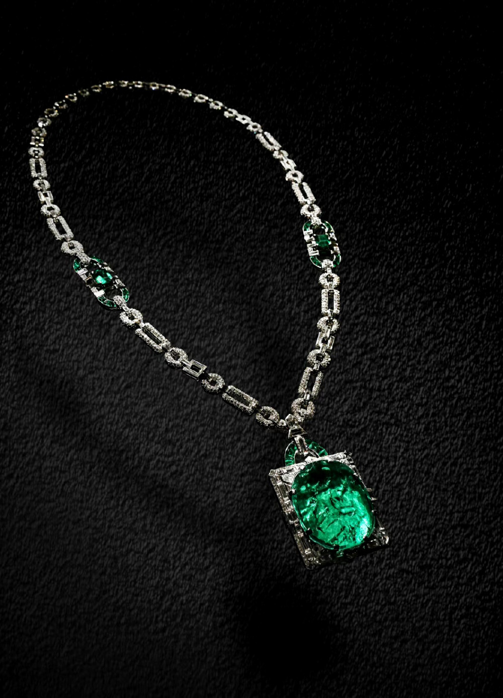 麦凯祖母绿项链（Mackay Emerald Necklace）是麦凯先生与夫人“忠贞爱情”的见证。摩登Art Deco风格，上镶嵌着一颗重达167.97克拉的祖母绿，周围配镶长阶梯形钻石共2191颗。同时它也是史密森自然历史博物馆所藏的国家宝石收藏系列中最大的刻面祖母绿。 ​​​