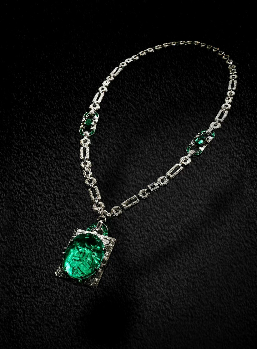 麦凯祖母绿项链（Mackay Emerald Necklace）是麦凯先生与夫人“忠贞爱情”的见证。摩登Art Deco风格，上镶嵌着一颗重达167.97克拉的祖母绿，周围配镶长阶梯形钻石共2191颗。同时它也是史密森自然历史博物馆所藏的国家宝石收藏系列中最大的刻面祖母绿。 ​​​