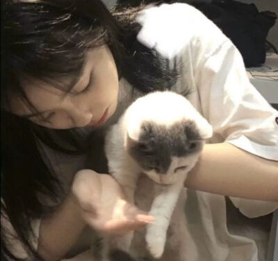 女头抱猫猫