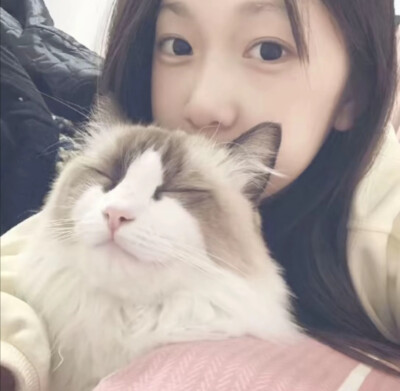 女头抱猫猫