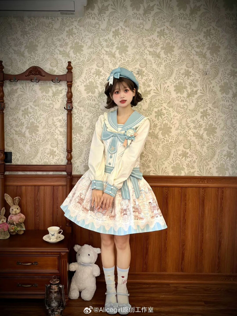 玩偶之家老婆们，背带真的超甜的，模特的lo鞋是谁家的鸭，好配
#Lolita #lolita日常 #三坑少女 #洛丽塔 