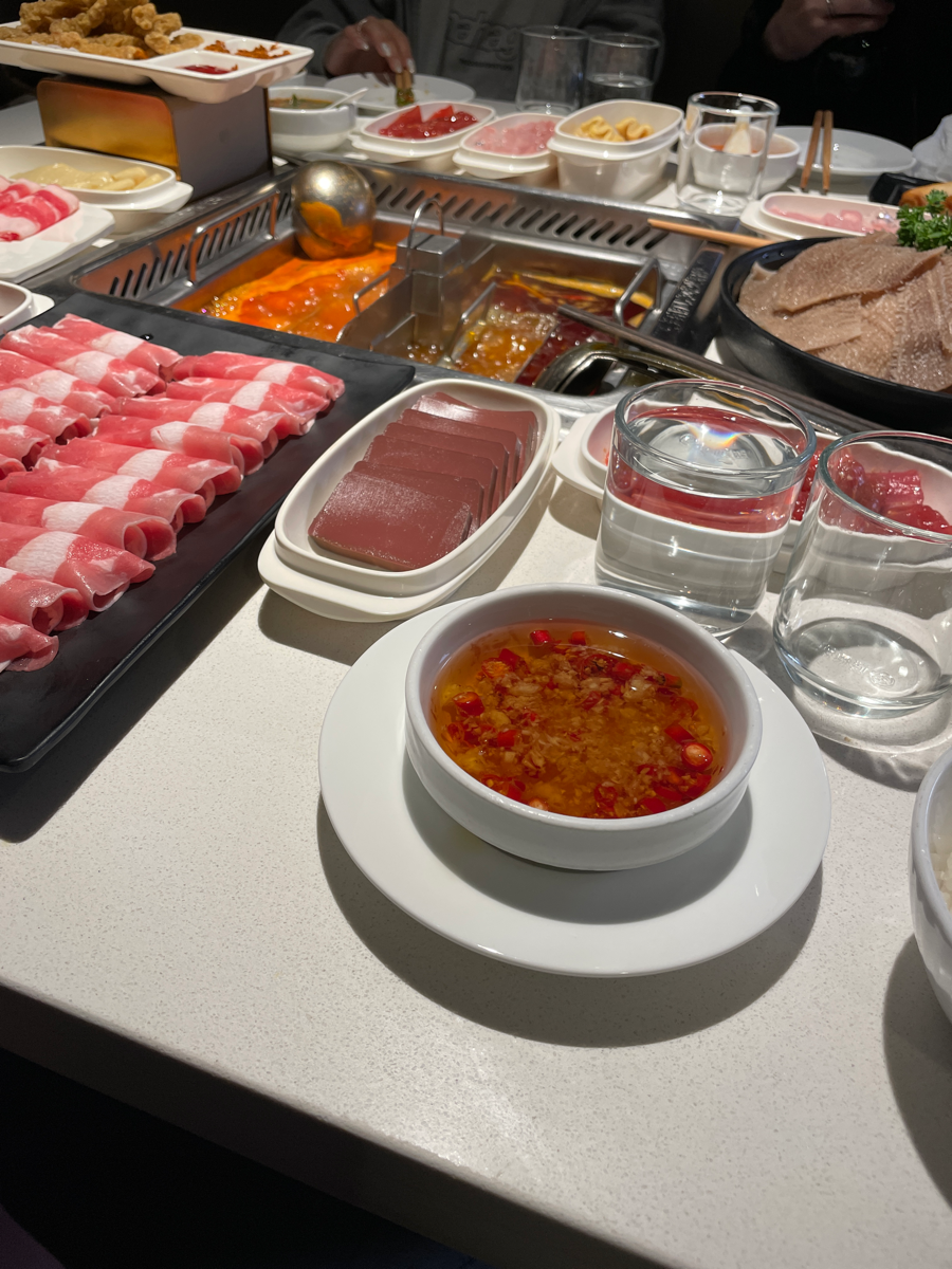 乖小孩和他女朋友 还有zsj正好回来 吃海底捞