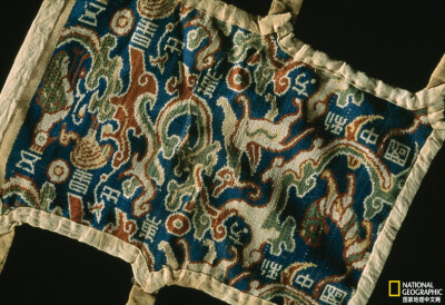 《汉代织锦》
此汉代织锦上织有“五星出东方利中国”八字。摄影：Robert Clark
