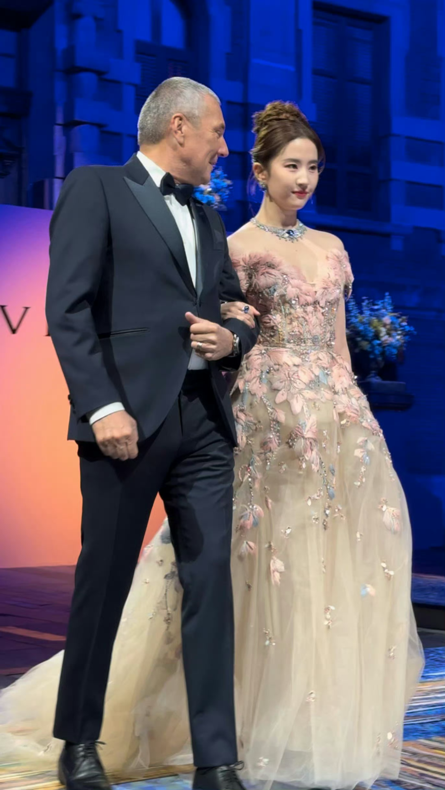 2023.11.16 宝格丽上海活动@刘亦菲
刘亦菲宝格丽全球品牌代言人#
刘亦菲粉色碎钻羽毛纱裙造型