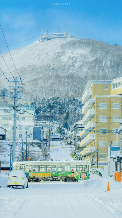 想起在梦里拥抱过的人
更大的雪落了下来