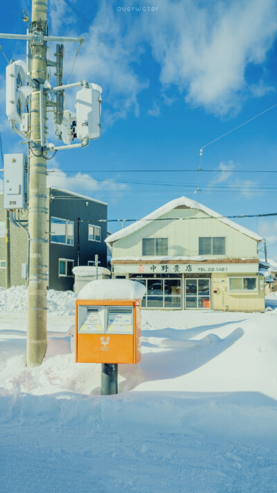 想起在梦里拥抱过的人
更大的雪落了下来