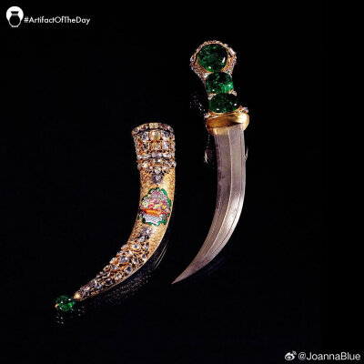 土耳其的国宝级文物 —— 祖母绿匕首，现存于托普卡普皇宫的博物馆，18世纪由伊斯坦布尔的珠宝工匠大师制作，匕首长35厘米，一侧镶嵌三颗鸽子蛋大小的祖母绿，因此得名。祖母绿周围环绕着钻石，剑柄末端有一个八边形…