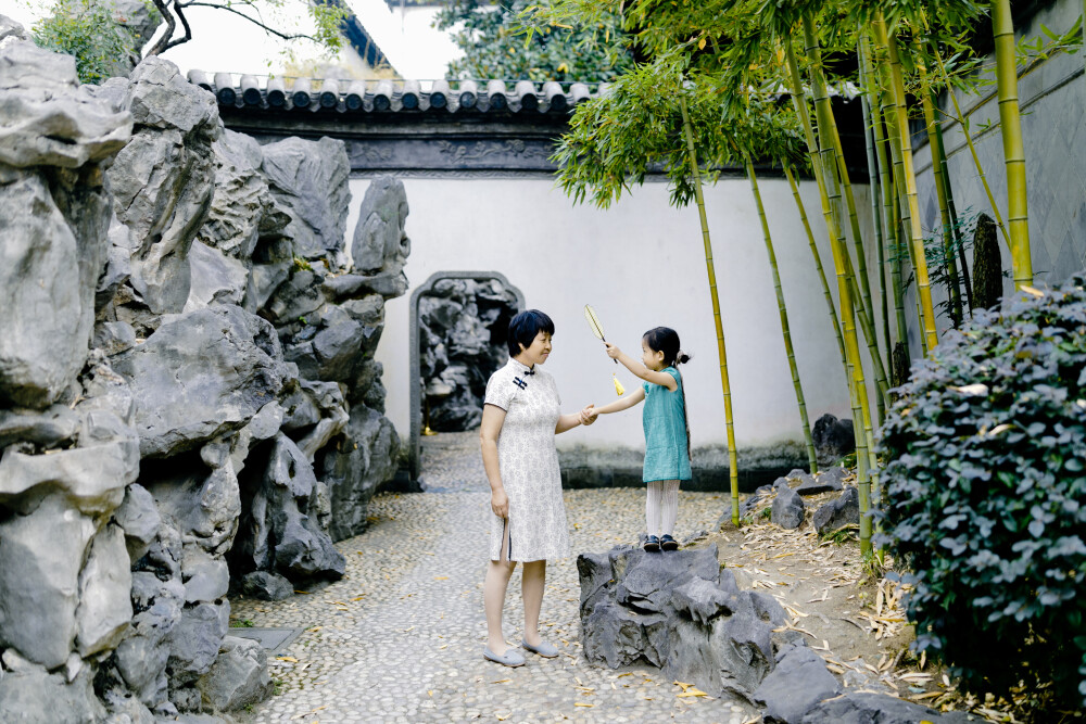 如果离婚，请把婆婆判给我
摄影：洪小漩
出镜：家人
如果离婚，请把婆婆判给我。
当大家聊起家庭琐事、婆媳关系的话题时，这是我屡试不爽的梗。
大家以为在开玩笑，其实，我有至少七分的认真。
婆婆，在成为菲比奶奶之前，她更多的时候是以一个妻子的身份存在。
多年来，公公在哪里，她在哪里。
因为小家庭无力靠自己照顾一个即将出世的小朋友，所以，她不得不离开生活在一起30年的丈夫，融入儿子儿媳新组成的小家。况且，这个小家也像是刚刚驶离港口的小舟，谁也不知道能不能行稳致远，半途会不会有人撕了船票，跃身大海。
婆婆从我预产期前两周来照顾我，从一开始的每日客气地叫我吃三餐，到如今，她在吐槽儿子时