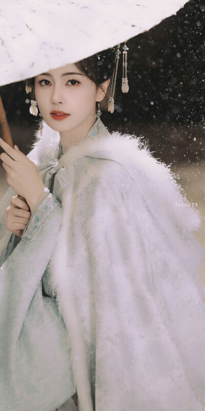 白鹿‖宁安如梦◎姜雪宁
图源微博cr：今天追剧喝雪碧