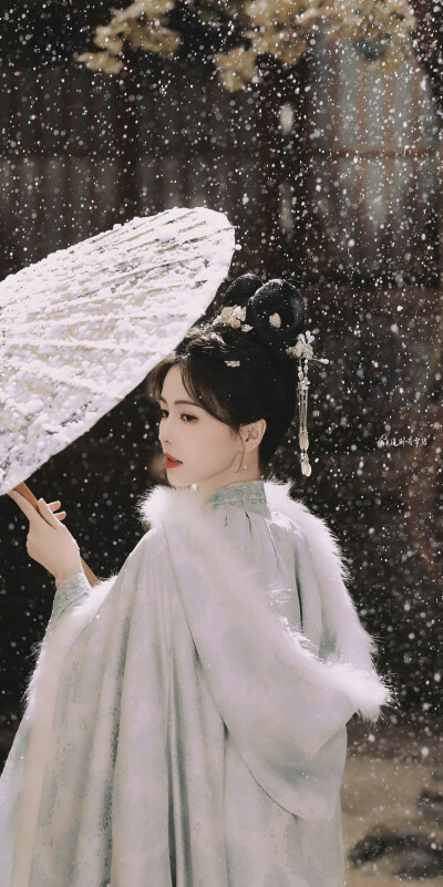 白鹿‖宁安如梦◎姜雪宁
图源微博cr：今天追剧喝雪碧