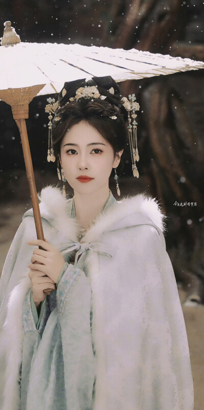 白鹿‖宁安如梦◎姜雪宁
图源微博cr：今天追剧喝雪碧