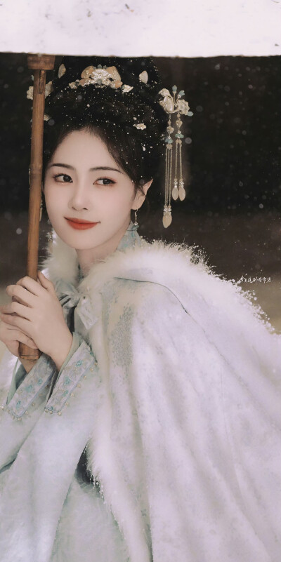 白鹿‖宁安如梦◎姜雪宁
图源微博cr：今天追剧喝雪碧