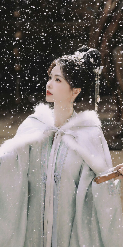 白鹿‖宁安如梦◎姜雪宁
图源微博cr：今天追剧喝雪碧