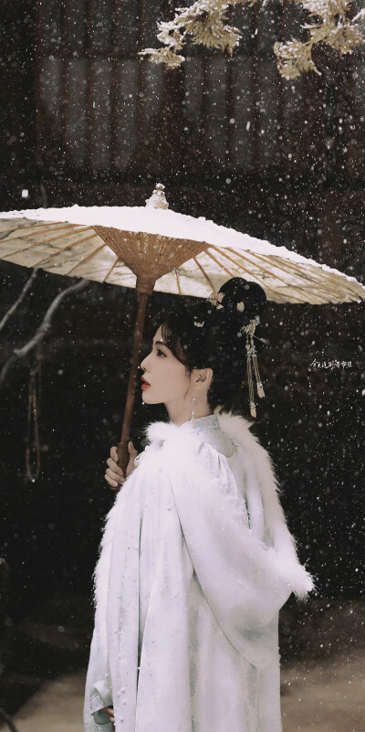 白鹿‖宁安如梦◎姜雪宁
图源微博cr：今天追剧喝雪碧