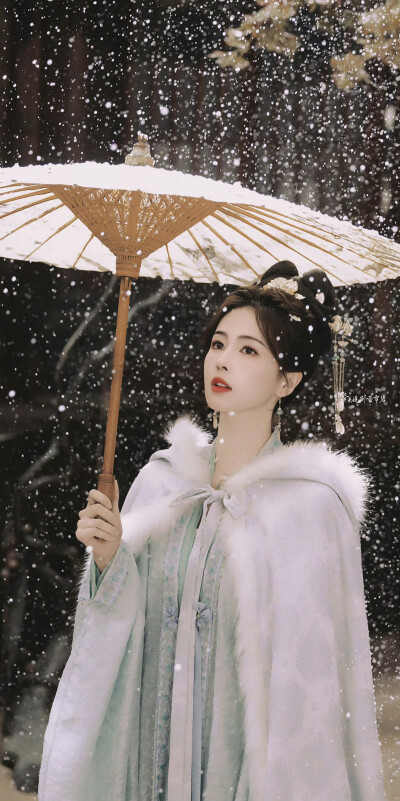 白鹿‖宁安如梦◎姜雪宁
图源微博cr：今天追剧喝雪碧