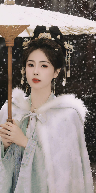 白鹿‖宁安如梦◎姜雪宁
图源微博cr：今天追剧喝雪碧