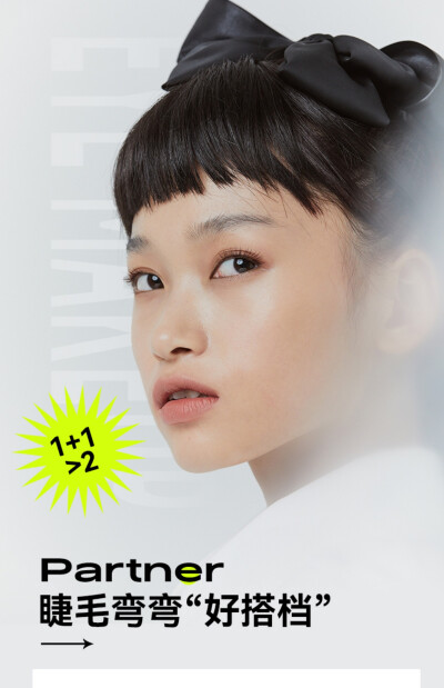 冬天来到了，大地变成雪白色，房子盖上了一层白雪，树也穿上了雪白的衣服。我们应该做点什么呢?想了一会儿，我们决定一起堆雪人，用胡萝卜当鼻子，给雪人戴上帽子，还给雪人戴上了围巾。我们很高兴，雪人也很高兴。