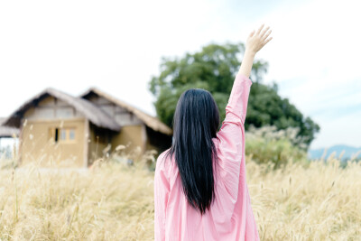 你对我而言是一个神奇的存在
摄影：洪小漩
出镜：若男
八年了，养个孩子都到了念小学的年纪了。
就这样和你认识超过八年，好久啊。
想起生孩子之前，去温州住在你家，你牵着那只叫粽子的阿拉斯加带着我去乡下疯…