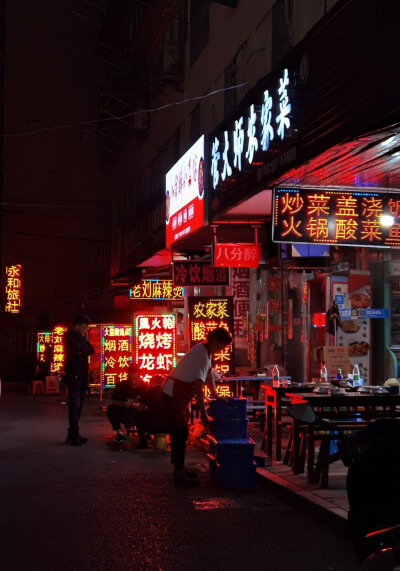 芜湖的夜市，一条无名小吃街。里面的老刘麻辣烫很有名，我也是慕名而来的游客之一