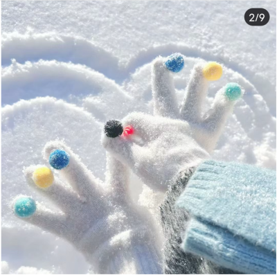 下雪了真好看哎对了你们那下雪了吗嘿嘿