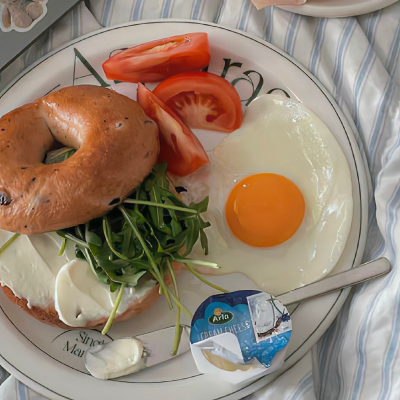 背景｜文案
我喜欢我望向别处时，他落在我身上的目光。