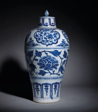 元 青花缠枝牡丹云肩纹带盖梅瓶，总高44.7cm，估价：20,000,000 – 30,000,000港元