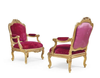 一对路易十五红丝绒镀金胡桃木座椅
最终成交价4,406,000美元
