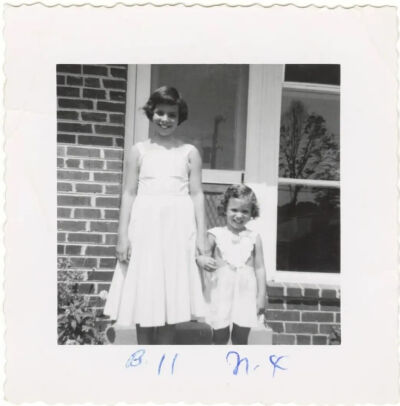 艺术家南·戈尔丁（右）与早逝的姐姐芭芭拉·戈尔丁（Barbara Goldin）（左）
