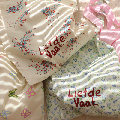 背景｜文案
⼭河远阔，⼈间烟⽕。⽆⼀是你，⽆⼀不是你。