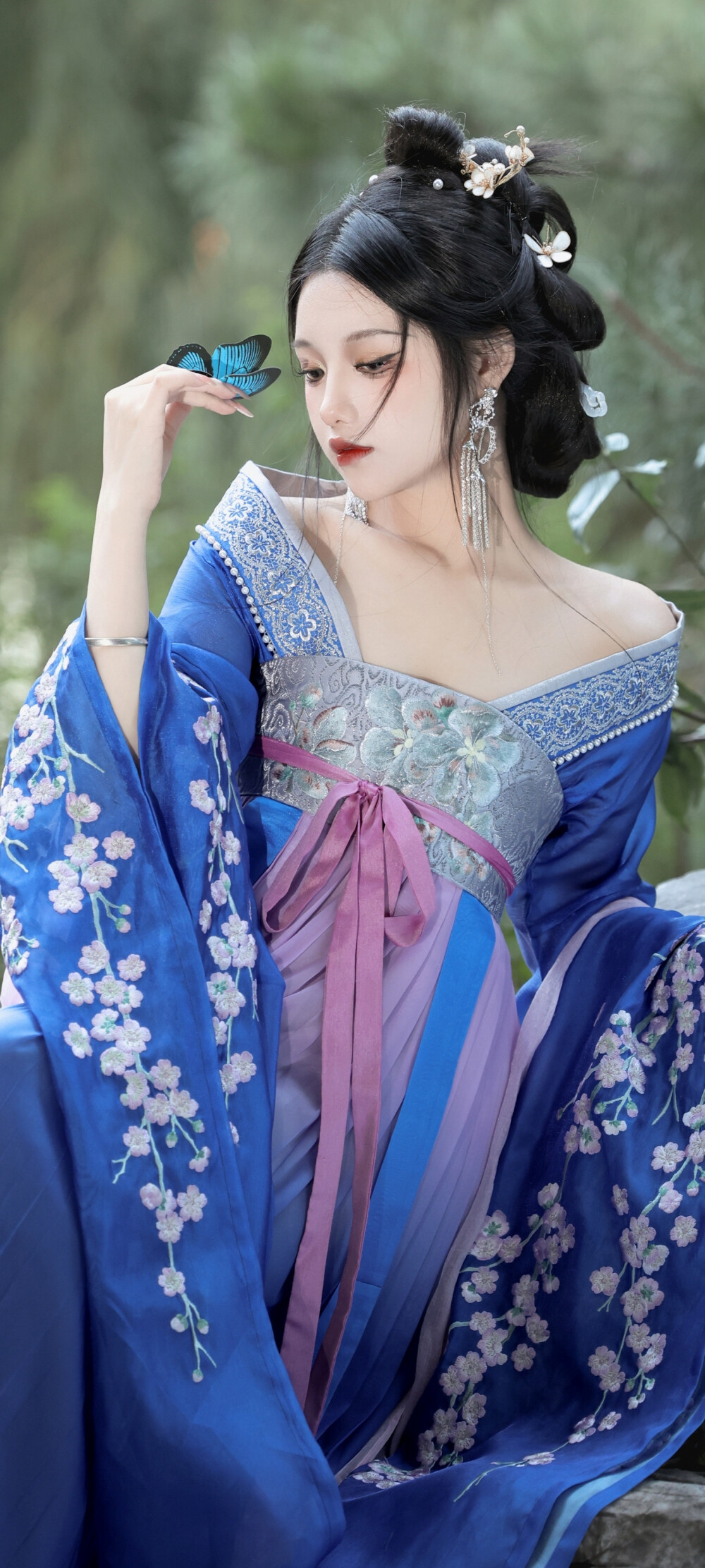 汉服
樱桃落尽春归去，蝶翻金粉双飞。
画中仙:@九疑-