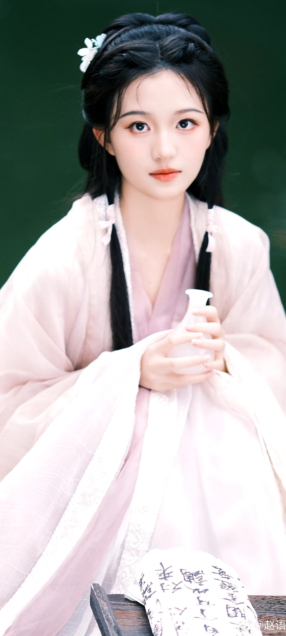 汉服
把酒祝东风，且共从容。
画中仙:@赵语彤_