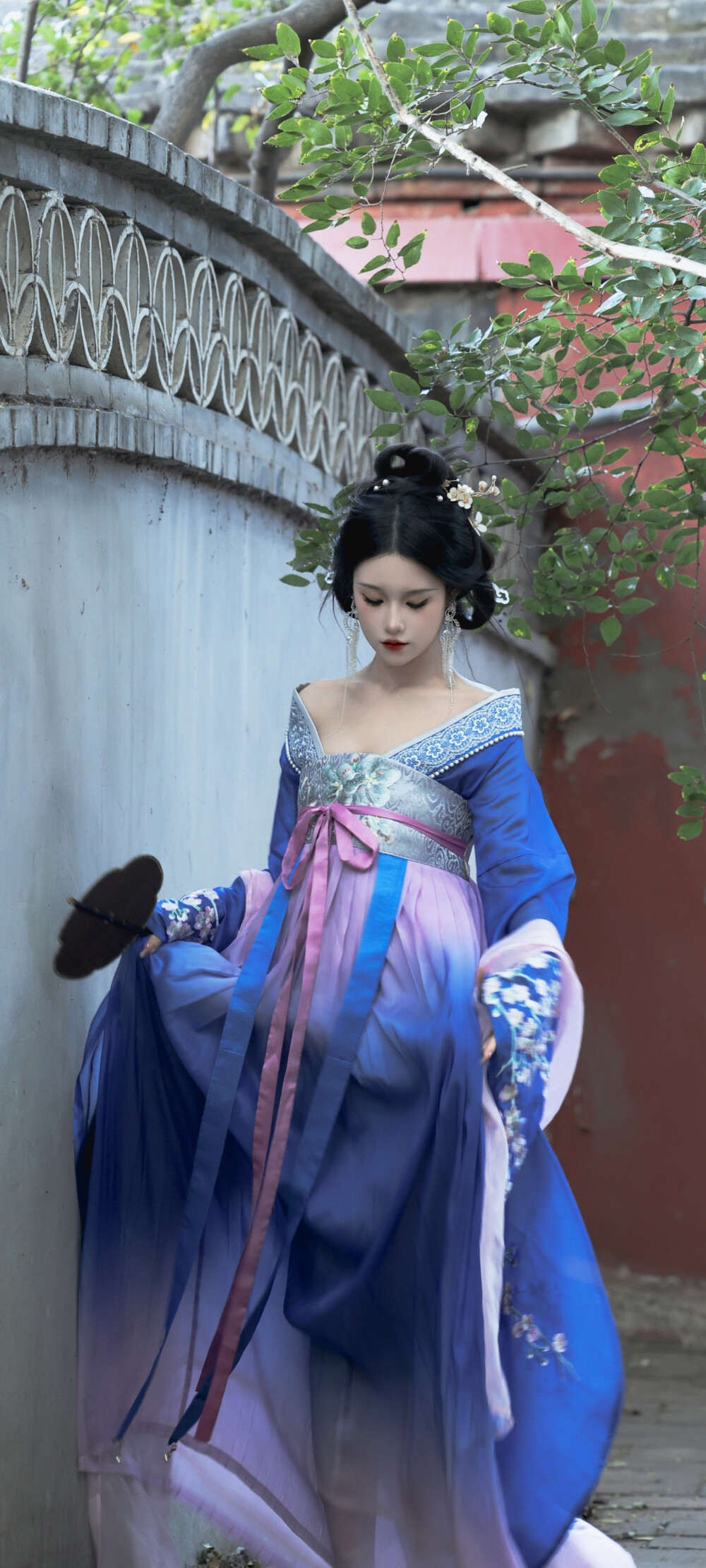 汉服
樱桃落尽春归去，蝶翻金粉双飞。
画中仙:@九疑-