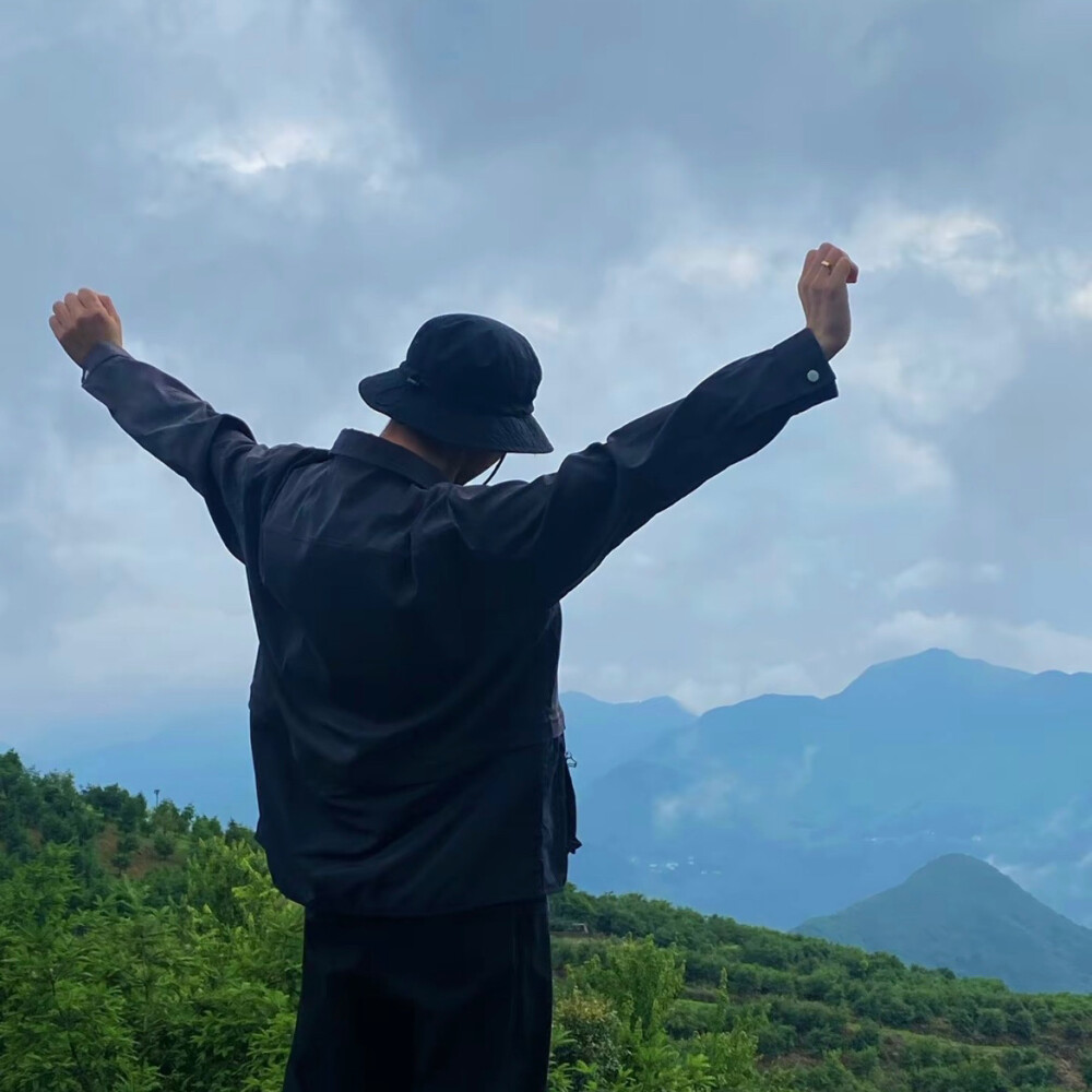 男生头像
"浪漫能让生活的尘埃变成金色的雾霭