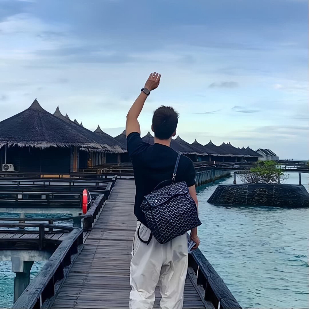 男生头像
"浪漫能让生活的尘埃变成金色的雾霭