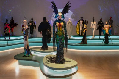 展览“Thierry Mugler: Couturissime”现场，布鲁克林博物馆，2023年