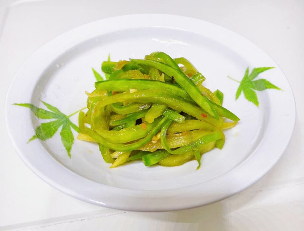 每日一素：爽口青萝卜丝
学做各种各样的素食，第一为了自己身体健康，营养均衡，第二做出健康漂亮的素食能感染到周围的朋友参与吃素，多一盘素菜就会少一盘荤菜，环保地球！让世界变的更加美好！
爽口青萝卜丝
食材: 青萝卜 ，姜末，辣椒粉，生抽 ，糖，陈醋，芝麻油
做法:
1、青萝卜削皮切成条，加8克糖，抓拌均匀，腌30分钟，挤掉腌出来的水分；
2、萝卜条倒入碗中，加入姜末、辣椒粉、生抽、芝麻油、陈醋、20克糖拌匀，腌制1小时以上，期间翻拌几次，腌制入味即可。