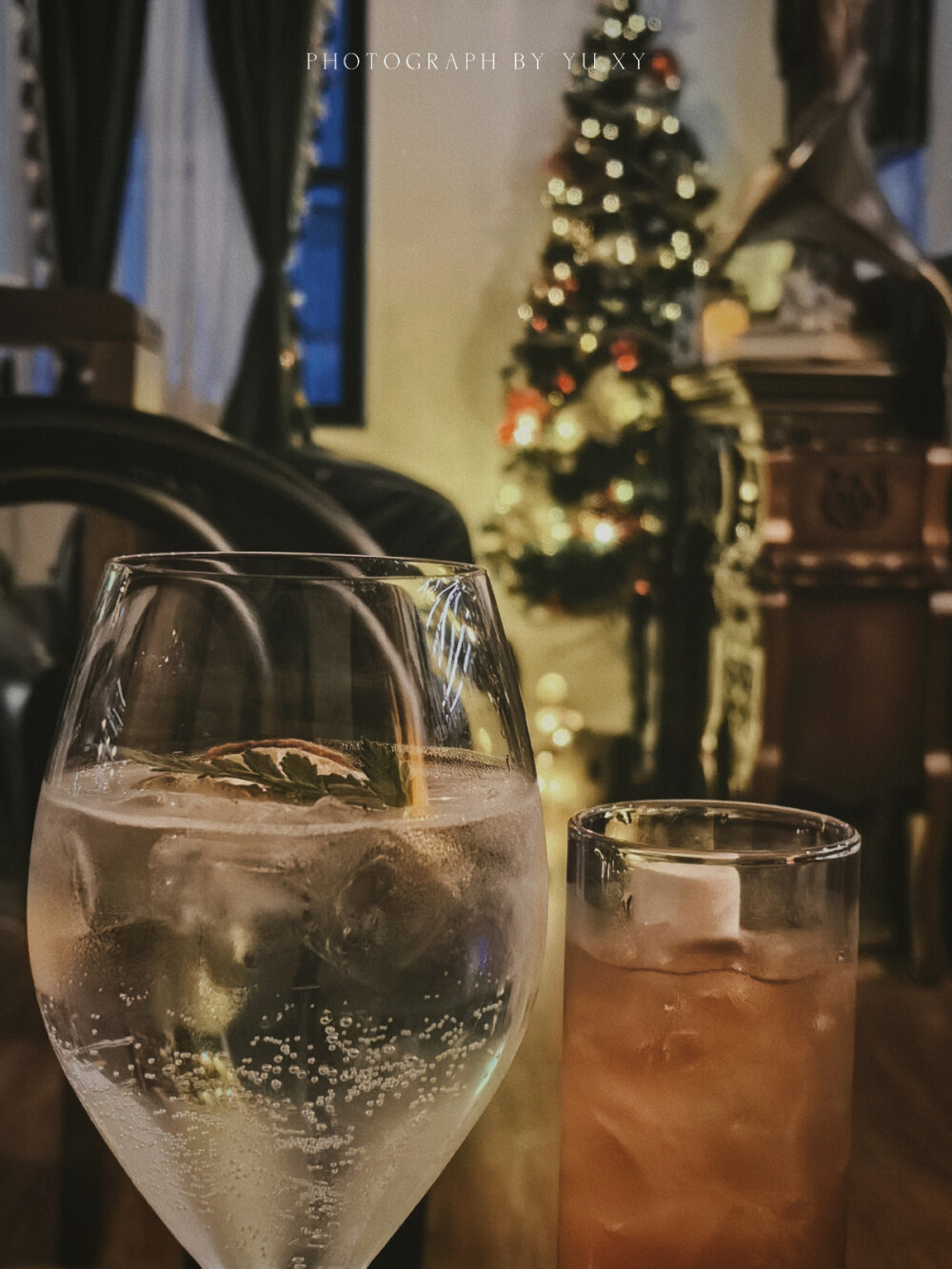 热烈祝贺第一届酒鬼行动圆满结束
噼里啪啦～噼里啪啦～
特别鸣谢YXY（一个自称自己不喜欢喝酒的人）参与本次活动。
​p.s.酒是昨天喝的，图是今天p的